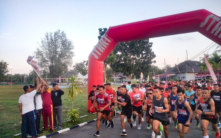 Sekda Bintan saat Lepas Peserta Pelari Tanjunguban Run 8K