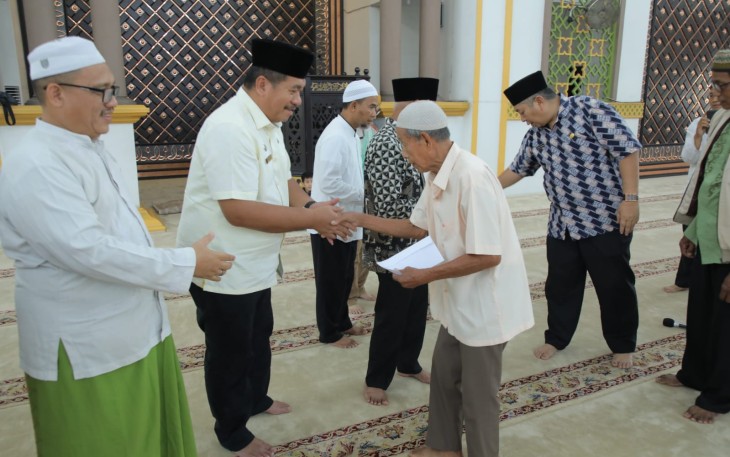 BKM Mesjid Agung H. Achmad Bakrie Kisaran dan Bupati Asahan Salurkan Bantuan Kepada Anak Yatim dan Kaum Dhuafa