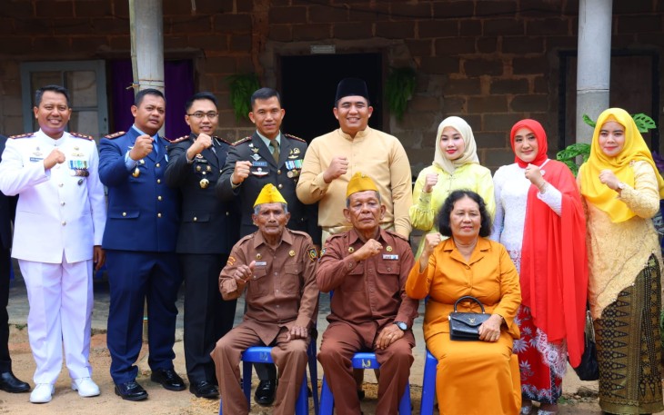 Bupati Roby saat Beri Penghormatan di Hadapan Para Veteran