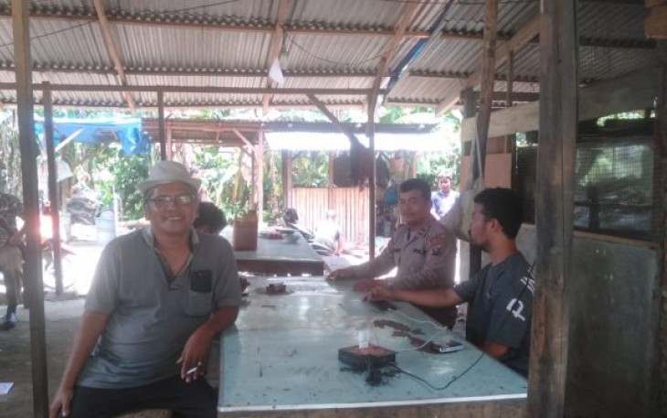 Kapolsubsektor Sayurmatinggi, Ipda Asjul Pane, bercengkrama langsung mengajak masyarakat untuk tidak bakar hutan dan lahan.