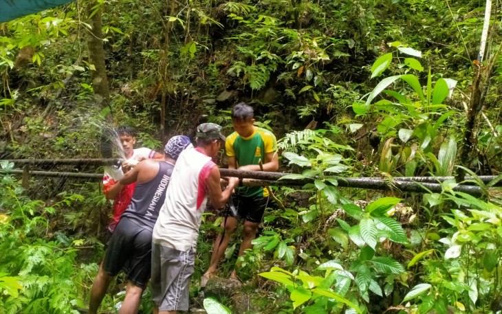 Satgas Yonarmed 1 Kostrad Gotong Royong Bersama Warga