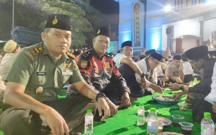 Danramil 0801/03 Arjosari saat Ikuti Kegiatan Dziba dan Al-Barzanji