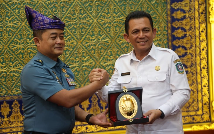 Gubernur Ansar saat Terima cindera mata