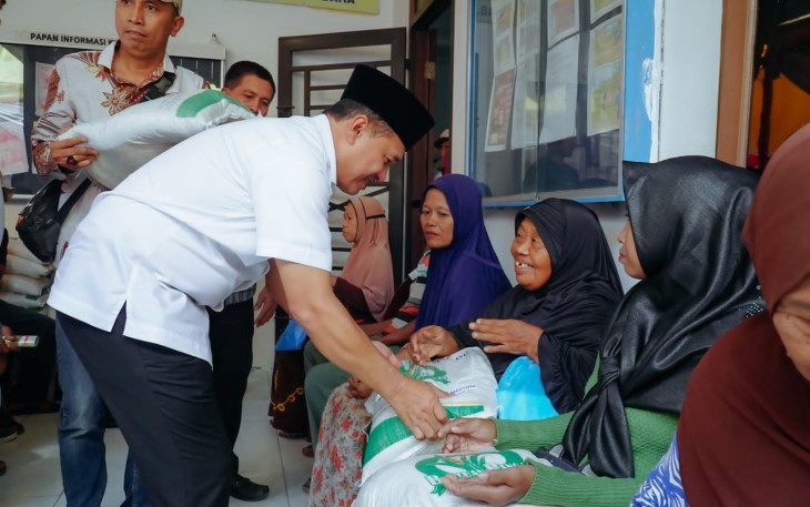 Bupati Batu Bara Ir.H Zahir,MA.P hadiri pengobatan gratis yang dilaksanakan oleh Perintahkan Kabupaten (Pemkab) Batu Bara yang bekerjasama dengan Rumah Sakit Umum (RSU) Bidadari, di Kantor Desa Tanjung Mulia, Kecamatan Air, Putih