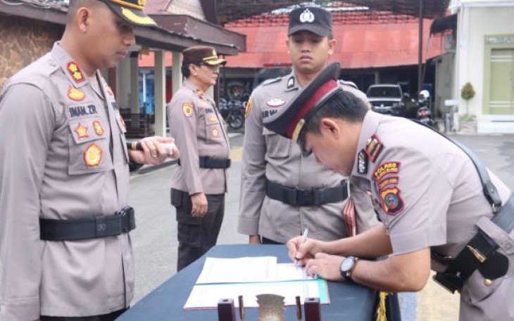Pelantikan berlangsung di Halaman Apel Mako Polres Tapsel. AKP Rudy mengisi jabatan Kasat Reskrim.