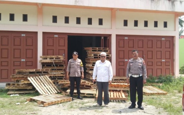 Para personel Polres Tapsel maupun Polsek Padang Bolak, tampak hadir berpatroli di Gudang KPU yang ada di Desa Rondaman Dolok, Kecamatan Portibi, Kabupaten Paluta