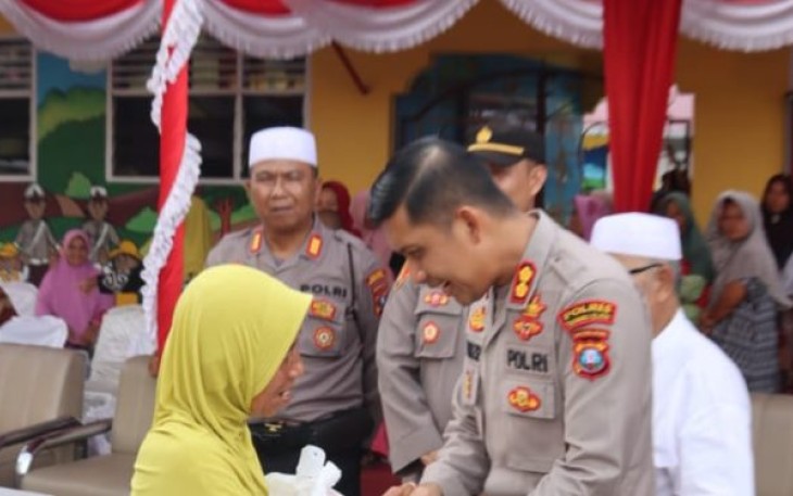 Salmina Harahap (68) Warga Padang Lawas Utara berlinang air mata ketika menerima bantuan dari Kapolres Tapsel AKBP Imam Zamroni, S.I.K., M.H, Rabu, (12/04/2023).