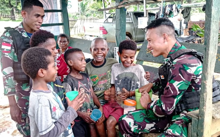 Satgas Yonif 310/KK Nikmati Susu Bersama Anak anak Papua