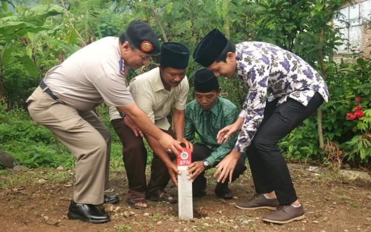 Wakil Bupati Trenggalek, Syah Muhammad Natanegara, saat ikut memasang patok batas di Desa Sukosari, Kecamatan Trenggalek, Kabupaten Trenggalek, Jum'at (3/2/2023) (Foto : Hardi Rangga klikwarta.com)