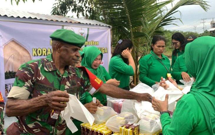 Kodim 1710/Mimika Melalui Koramil Jajaran Terus Bagikan Takjil Gratis Kepada Masyarakat