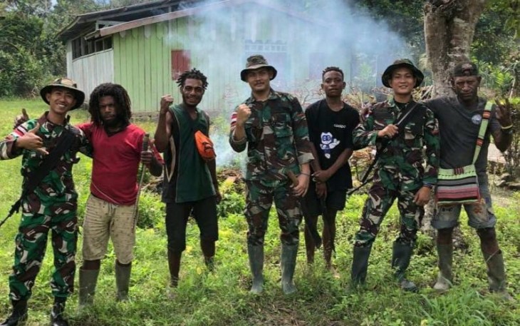 Satgas Yonif 143/TWEJ bersama warga Bersihkan Gereja di Perbatasan Papua, Jum'at (21/7/2023).