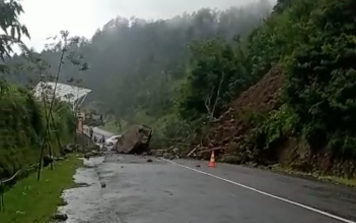 Akses jalan tembus Tawangmangu - Magetan di Dusun Gondosuli Lor, Desa Gondosuli, Kecamatan Tawangmangu Kabupaten Karanganyar tertimbun longsor, Selasa (14/2/2023). Foto : Istimewa