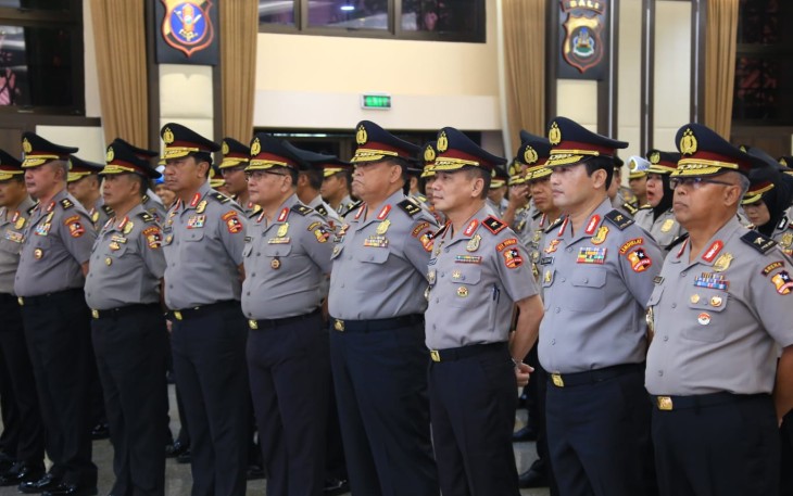 Kepolisian Negara Republik Indonesia (Polri) menggelar upacara kenaikan pangkat atau Korps Raport, Sabtu (30/12/2024). Ada 22 perwira tinggi (Pati) dan 211 perwira menengah (pamen) berpangkat Kombes