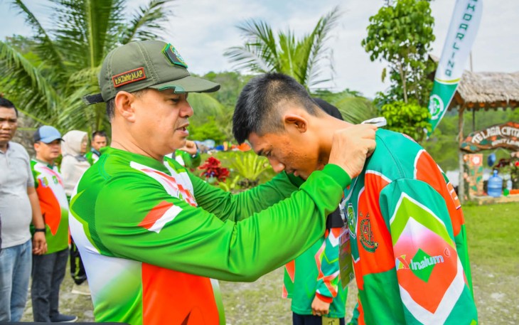 Bupati Batu Bara Ir. H. Zahir, M.AP., saat membuka kegiatan bootcamp Pokdarling Batu Bara yang digelar di Bumi Perkemahan Telaga Citra, Bukit Lawang, Kabupaten Langkat, Jum'at (24/02/2023).