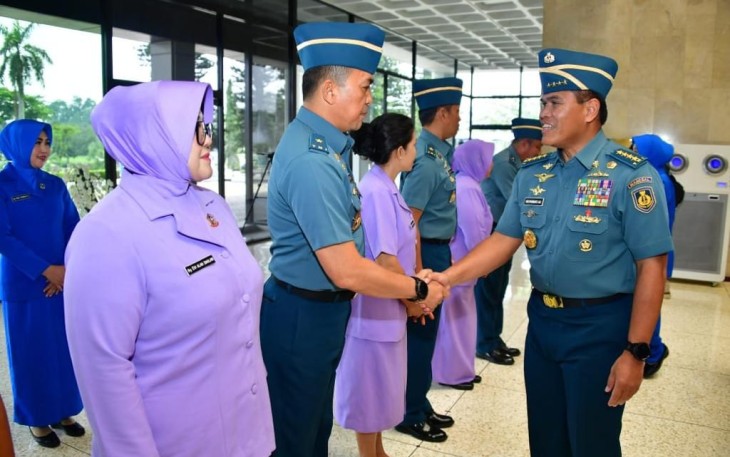 Kepala Staf Angkatan Laut (Kasal) Laksamana TNI Muhammad Ali seusai memimpin Upacara Pelaporan Korps Kenaikan Pangkat bertempat di Lobby Gedung RE. Martadinata, Mabesal, Cilangkap, Jakarta Timur, Rabu (6/12).
