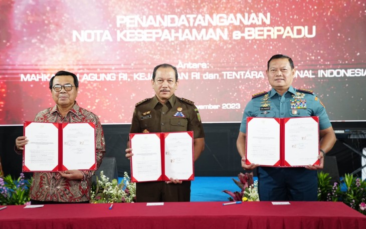 Proses penandatanganan Nota Kesepahaman (MOU) sistem elektronik berkas pidana terpadu atau e-berpadu, antara TNI dilakukan oleh Panglima TNI Laksamana TNI Yudo Margono S.E., M.M, Ketua Mahkamah Agung Prof. Dr. H. M. Syarifuddin, S.H,. M.H. dan Jaksa Agung yang diwakilkan Jaksa Agung Muda Dr. Bambang Sugeng Rukmono, diatas KRI dr. Radjiman Wedyodiningrat, Jakarta, Senin (6/11/2023).
