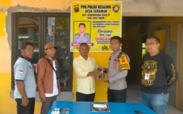 Kepala Desa Taraman Suhendro saat menyerahkan Senpira ke Bhabinkamtibmas Bripka Eko Winarno