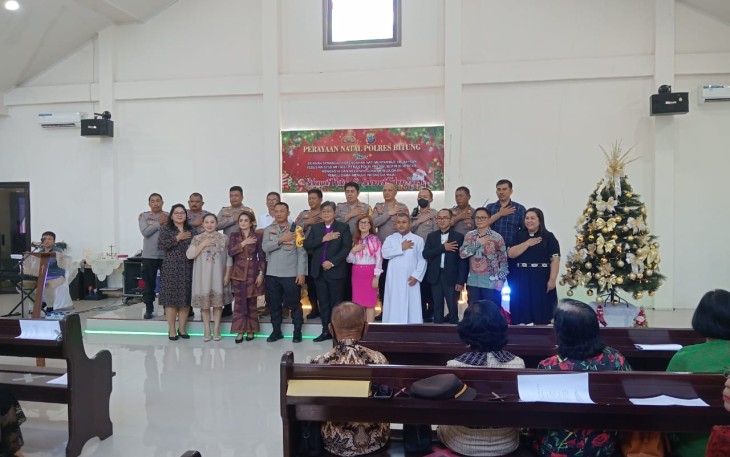 Foto bersama Kapolres Bitung, AKBP Tommy Bambang Souissa, S.I.K bersama Ketua FKUB dan jemaat Gereja