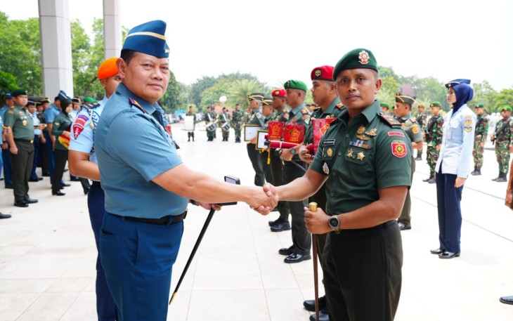 Danyon Armed 10/Bradjamusti saat Terima penghargaan Panglima TNI