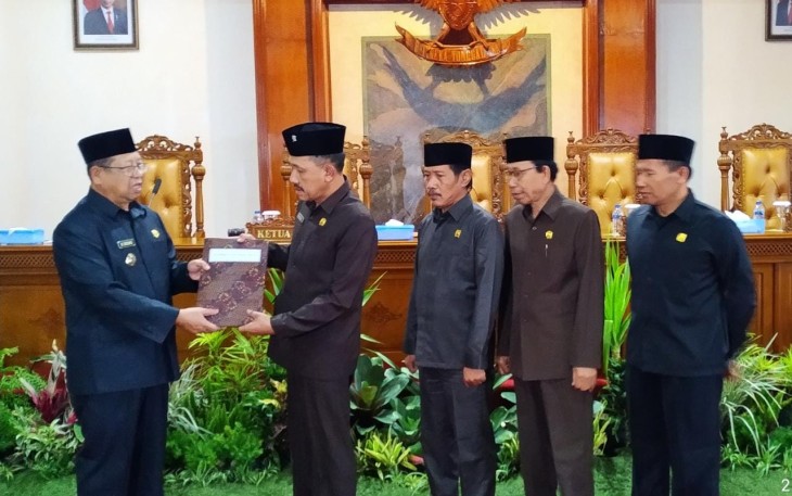 Bupati Tulungagung Drs Maryoto Birowo, M.M menyampaikan ranperda tentang pertanggung jawaban pelaksanaan APBD Tahun anggaran 2022 kepada Ketua DPRD Tulungagung Marsono, S.Sos