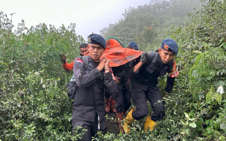 Evakuasi Jenazah Pendaki Gunung Marapi