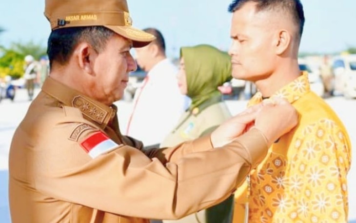 Gubernur Ansar saat menyematkan pin "SIAP" kepada 3 perwakilan Satpol PP Provinsi Kepulauan Riau sebagai lambang bagi Satpol PP untuk semakin berkualitas dan profesional. 