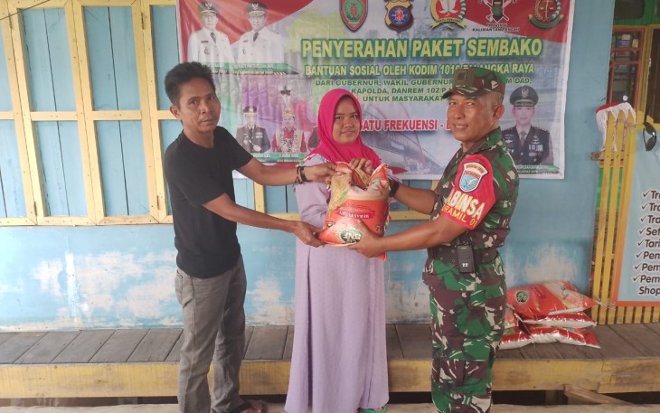 Koramil 1016-01/Pahandut saat Salurkan Bansos Kepada Korban Banjir 