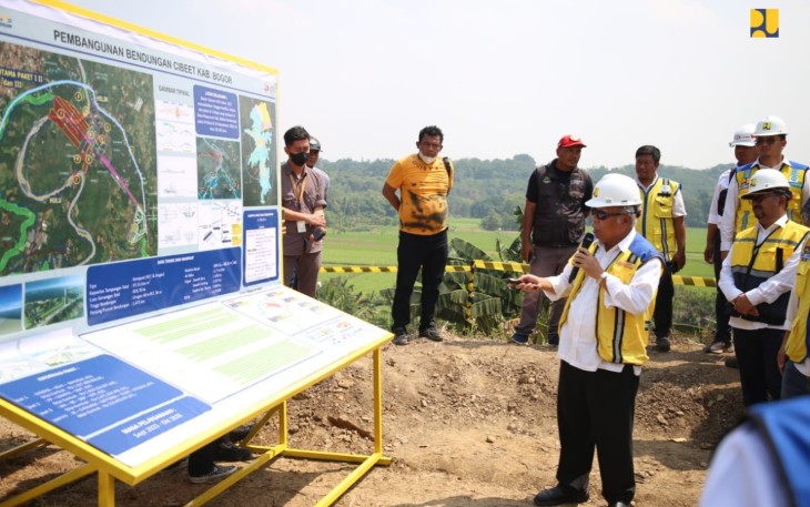 Menteri PUPR Basuki Hadimuljono bersama Anggota Komisi V DPR RI Mulyadi saat meninjau pembangunan Bendungan Cibeet di Kabupaten Bogor, Provinsi Jawa Barat, Minggu (17/9/2023). 