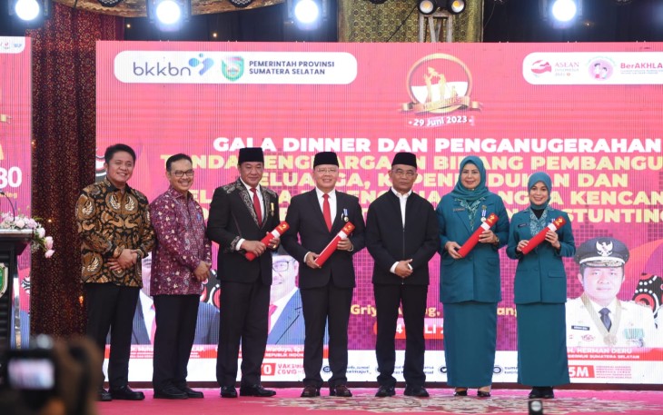 Gubernur Ansar dan Dewi Ansar Terima Penghargaan Manggala Karya Kencana Tahun 2023