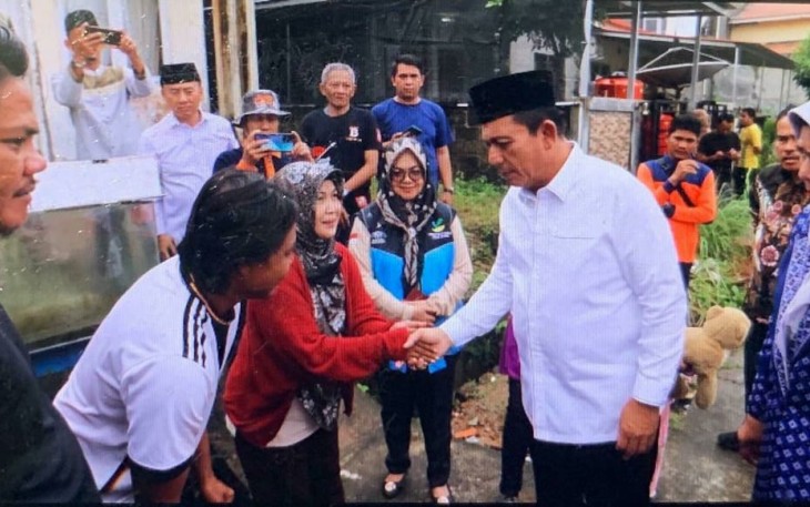 Gubernur Ansar saat Tinjau Lokasi Longsor dan Serahkan Bantuan Kepada Warga Terdampak di Tanjungpinang 