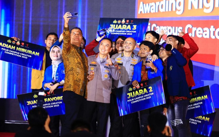 Swafoto usai pemberian hadiah