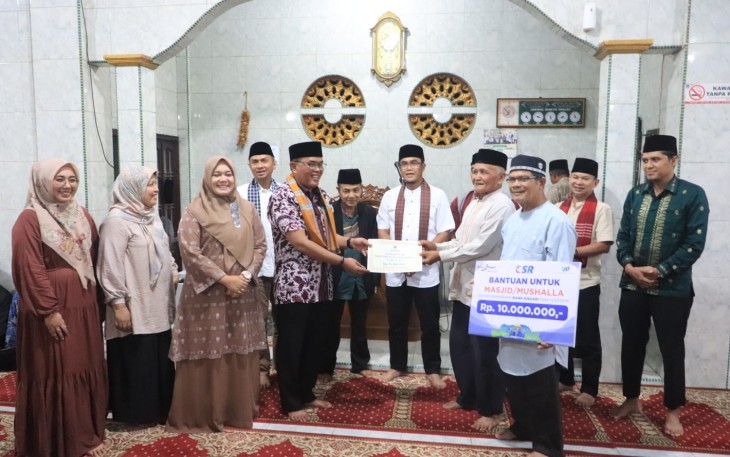 Pj Wali Kota Payakumbuh, Rida Ananda saat mendampingi TSR Pemprov Sumbar mengunjungi Masjid Hidayah, Kelurahan Padang Tinggi Piliang.