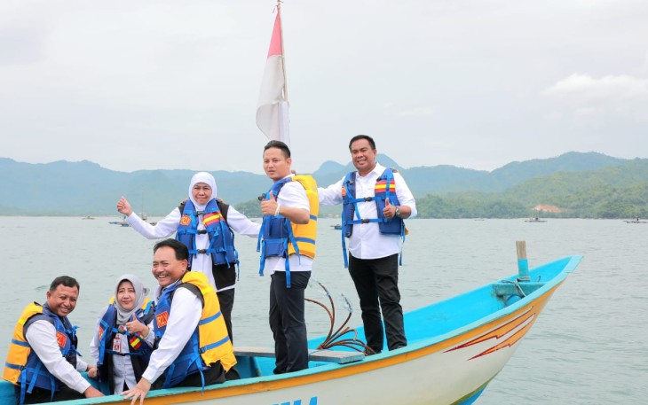 Bupati Trenggalek Mochamad Nur Arifin, dampingi Gubernur Jawa Timur, Khofifah Indar Parawansa, menikmati ekowisata bahari dengan menaiki kapal, Jum'at (17/2/2023) (Foto: Hardi Rangga Klikwarta.com).