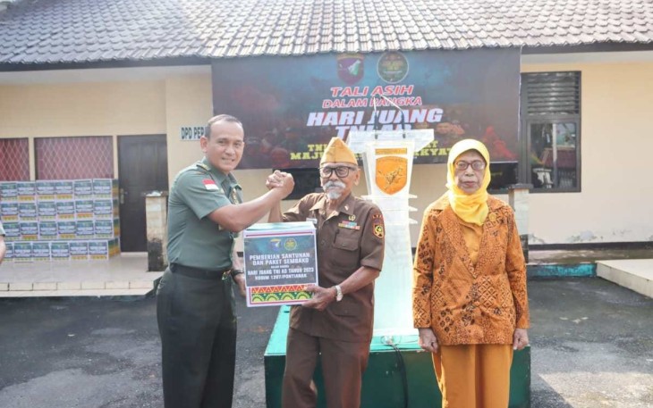 Kapoksahli Pangdam XII/Tpr, Brigjen TNI Iskandar melaksanakan silaturahmi dan memberikan bantuan tali asih kepada Legiun Veteran Prov. Kalbar dan Warakawuri bertempat di Markas Daerah LVRI, Jalan Subarkah, Kota Pontianak