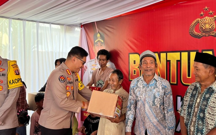 Kapolda Kalteng Berikan Bansos Kepada Lansia dan Penderita Stunting 