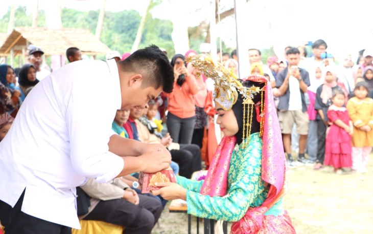 Bupati Bintan Roby Kurniawan saat membuka Pengudang Seafood Festival Ke 6, Minggu (19/11).