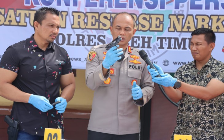 Kapolres Aceh Timur AKBP Andy Rahmansyah, S.I.K., saat menunjukan barang bukti senjata api hasil temuan petugas dari kedua tersangka, Selasa (28/03/2023).
