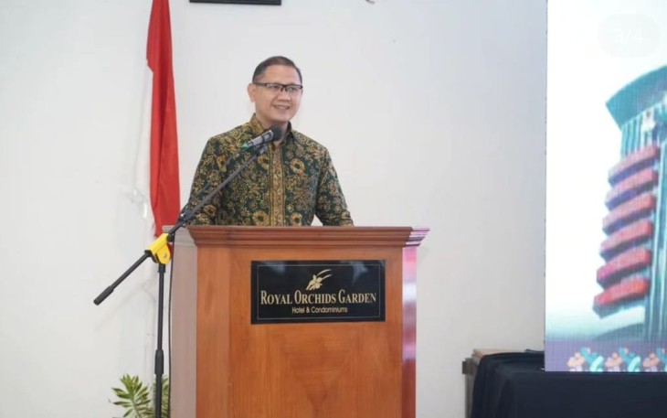 Pj. Wali Kota Batu Dr. Aries Agung Paewai, S.STP., M.M pada saat memberikan sambutan dalam kegiatan acara Bimbingan Teknis Nilai-nilai Anti Korupsi di Sektor Pendidikan Guna Menunjang Pelayanan Publik Prima dan Tata Kelola Keuangan Negara yang Akuntabel, yang dilaksanakan di Royal Orchid Garden Hotel, Jalan Indragiri, Pesanggrahan, Kecamatan Batu, Kota Batu pada Kamis (7/12/2023).