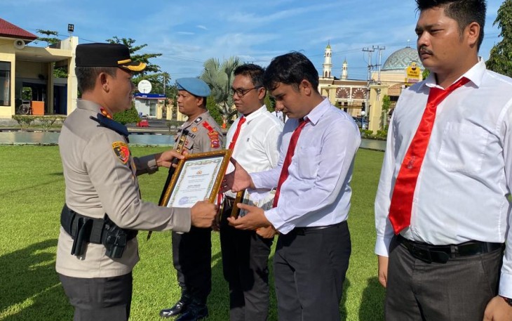 Kapolres Berikan Penghargaan Kepada Personel Polres Pasaman Barat