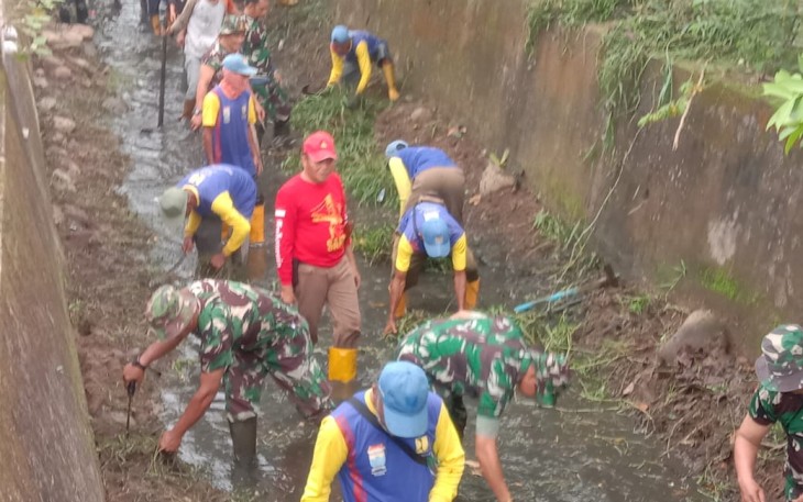 Kodim 0418/Palembang menggelar kegiatan Pembersihan Saluran Air   yang diikuti peserta dengan jumlah 300 orang personel Gabungan TNI-Polri, Pemkot palembang serta masyarakat, Sabtu (9/12)