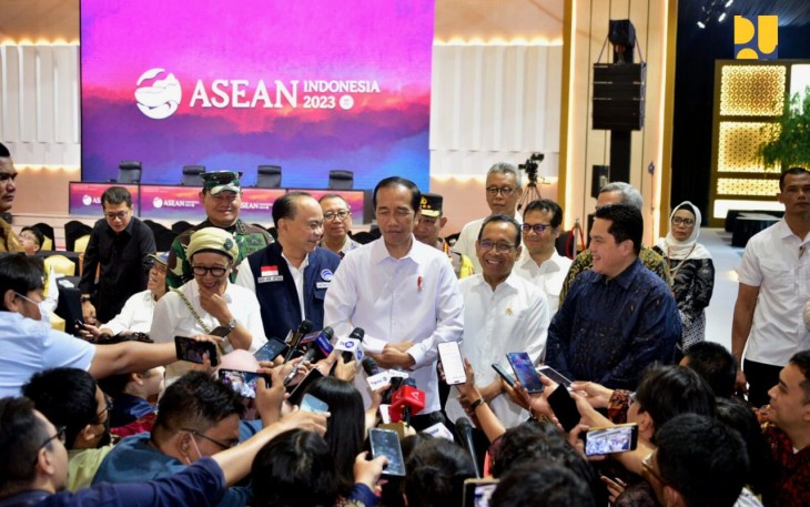 Presiden Jokowi saat diwawancarai awak media usai lakukan peninjauan Jakarta Convention Center (JCC) di Kompleks Gelora Bung Karno (GBK), Jakarta, Jumat (01/09/2023). 