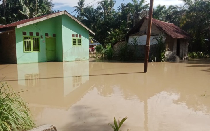 Banjir rendam perumahan warga