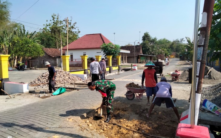 Babinsa Muneng Bantu Warga Lakukan Pengecoran Bahu Jalan