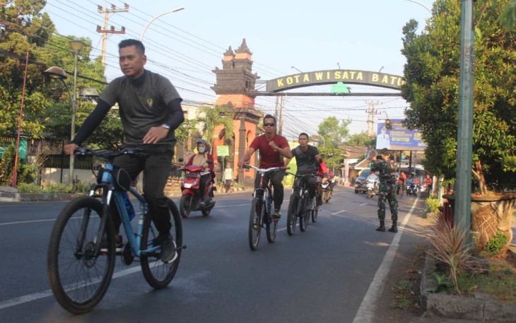 Danyonkes 2 Kostrad/Yudha Bhakti Husada  Sapa Warga Kota Malang Dengan Gowes Bersepeda