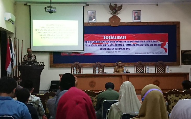 Kepala Bakesbangpol Tulungagung Drs Bambang Triono, MM saat memberikan arahan kepada Ormas dan LSM di aula Universitas Bhinneka Tulungagung