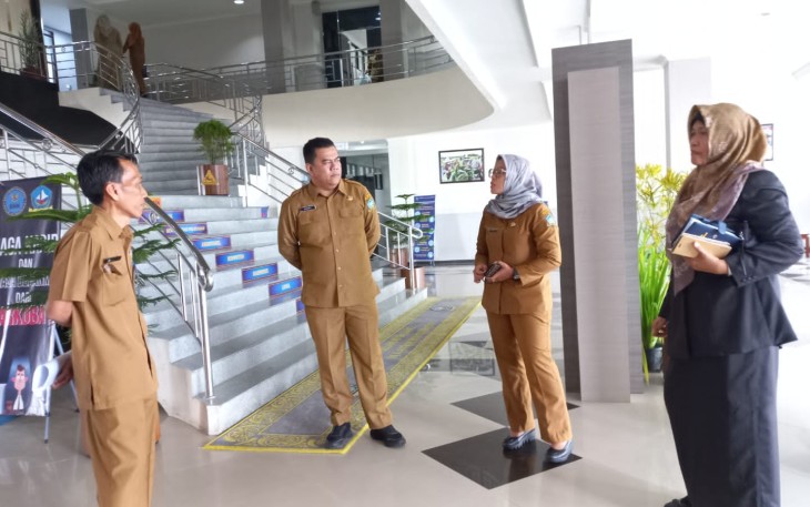 Pj Sekda Bintan saat Sidak Kehadiran Pegawai
