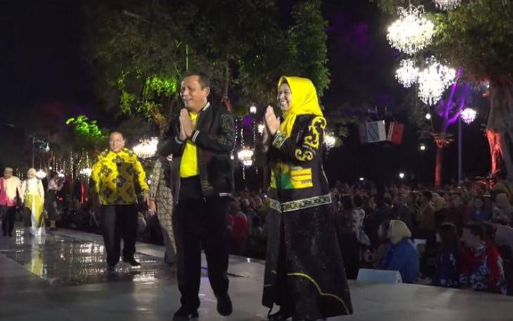 Gubernur Ansar dan Istri Tampil Diatas Catwalk Dihadapan Presiden RI