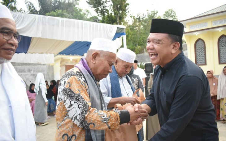 Pj. Sekretaris Daerah (Sekda) Parlindungan Harahap, saat mewakili Bupati pada kunjungan silaturrahim Ramadhan 1444 H/ 2023 M Pemerintah Kabupaten Tapsel di Halaman Masjid Babur Rahman, Kelurahan Pasar Pargarutan, Kecamatan Angkola Timur, Sabtu (15/4).