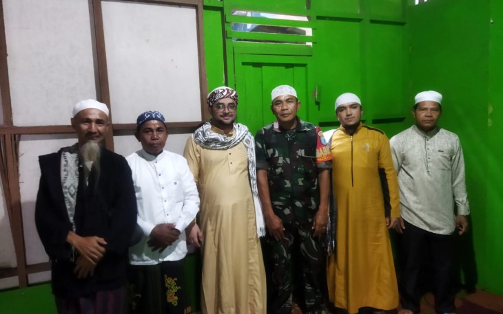 Babinsa Koramil 1016-03/Sepang saat Hadiri Peringatan Isra Mi'raj di Masjid Al-Ikhlas Kampuri 