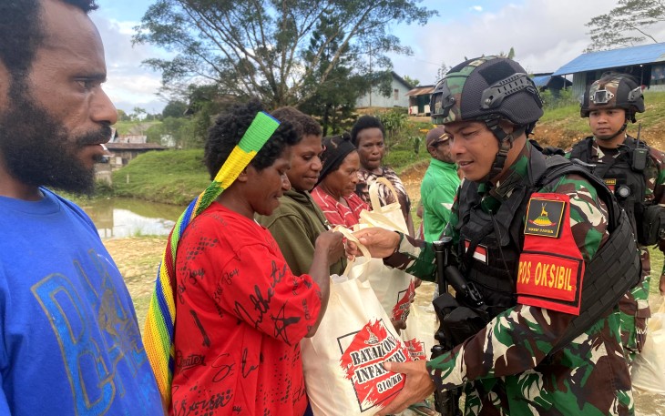 Satgas Yonif 310/KK yang berada di Pos Oksibil dan Pos Okpol membagikan puluhan sembako dan sarana olahraga (bola, net voli) kepada masyarakat di Kampung Tulo dan Kampung Kutdol, Distrik Oksibil, Kabupaten Pegunungan Bintang, Papua, Rabu (27/12/2023)